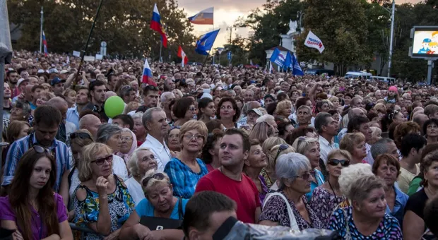 Чалый, Чалый, Чалый – скандируют севастопольцы… Однопартийцы Жириновского под натиском толпы уступают сцену… Звучат гимны Российской Федерации и Севастополя… Так начался митинг «Полгода в России», который завершился грандиозным концертом "Любэ"