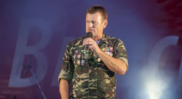 Чалый, Чалый, Чалый – скандируют севастопольцы… Однопартийцы Жириновского под натиском толпы уступают сцену… Звучат гимны Российской Федерации и Севастополя… Так начался митинг «Полгода в России», который завершился грандиозным концертом "Любэ"