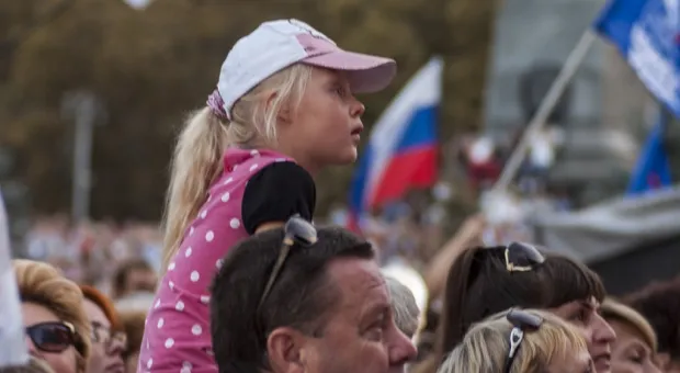 Чалый, Чалый, Чалый – скандируют севастопольцы… Однопартийцы Жириновского под натиском толпы уступают сцену… Звучат гимны Российской Федерации и Севастополя… Так начался митинг «Полгода в России», который завершился грандиозным концертом "Любэ"