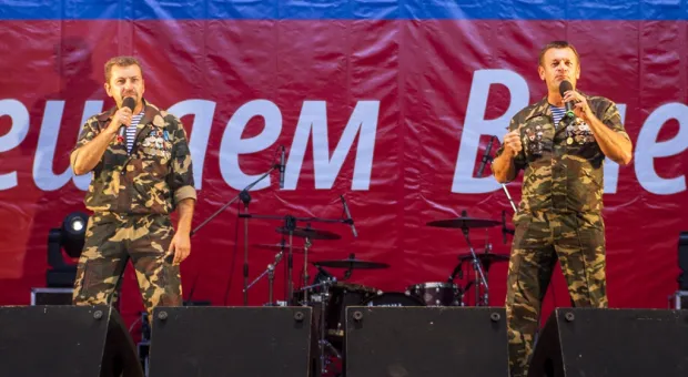 Чалый, Чалый, Чалый – скандируют севастопольцы… Однопартийцы Жириновского под натиском толпы уступают сцену… Звучат гимны Российской Федерации и Севастополя… Так начался митинг «Полгода в России», который завершился грандиозным концертом "Любэ"