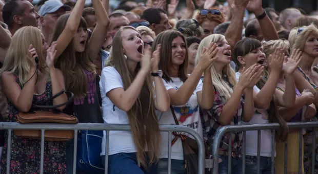 Чалый, Чалый, Чалый – скандируют севастопольцы… Однопартийцы Жириновского под натиском толпы уступают сцену… Звучат гимны Российской Федерации и Севастополя… Так начался митинг «Полгода в России», который завершился грандиозным концертом "Любэ"