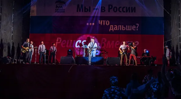 Чалый, Чалый, Чалый – скандируют севастопольцы… Однопартийцы Жириновского под натиском толпы уступают сцену… Звучат гимны Российской Федерации и Севастополя… Так начался митинг «Полгода в России», который завершился грандиозным концертом "Любэ"