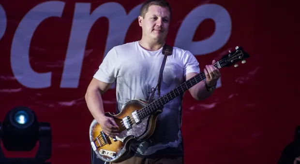 Чалый, Чалый, Чалый – скандируют севастопольцы… Однопартийцы Жириновского под натиском толпы уступают сцену… Звучат гимны Российской Федерации и Севастополя… Так начался митинг «Полгода в России», который завершился грандиозным концертом "Любэ"