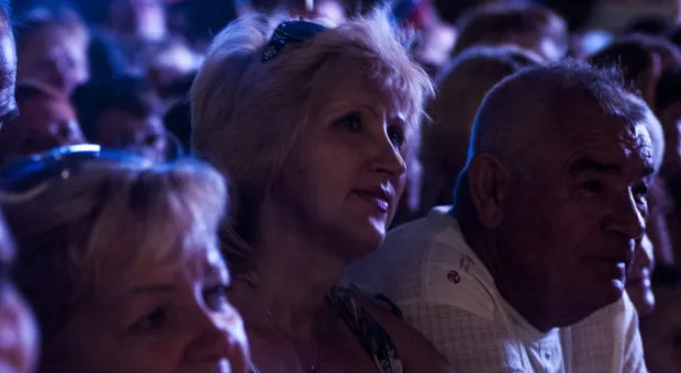 Чалый, Чалый, Чалый – скандируют севастопольцы… Однопартийцы Жириновского под натиском толпы уступают сцену… Звучат гимны Российской Федерации и Севастополя… Так начался митинг «Полгода в России», который завершился грандиозным концертом "Любэ"