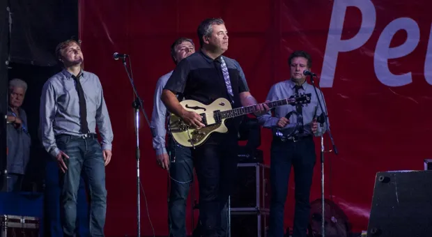 Чалый, Чалый, Чалый – скандируют севастопольцы… Однопартийцы Жириновского под натиском толпы уступают сцену… Звучат гимны Российской Федерации и Севастополя… Так начался митинг «Полгода в России», который завершился грандиозным концертом "Любэ"