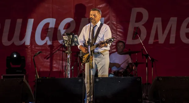 Чалый, Чалый, Чалый – скандируют севастопольцы… Однопартийцы Жириновского под натиском толпы уступают сцену… Звучат гимны Российской Федерации и Севастополя… Так начался митинг «Полгода в России», который завершился грандиозным концертом "Любэ"