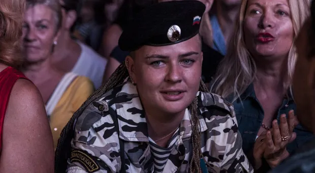 Чалый, Чалый, Чалый – скандируют севастопольцы… Однопартийцы Жириновского под натиском толпы уступают сцену… Звучат гимны Российской Федерации и Севастополя… Так начался митинг «Полгода в России», который завершился грандиозным концертом "Любэ"