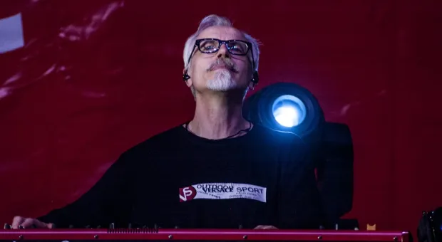 Чалый, Чалый, Чалый – скандируют севастопольцы… Однопартийцы Жириновского под натиском толпы уступают сцену… Звучат гимны Российской Федерации и Севастополя… Так начался митинг «Полгода в России», который завершился грандиозным концертом "Любэ"