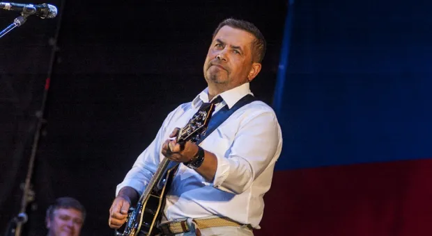 Чалый, Чалый, Чалый – скандируют севастопольцы… Однопартийцы Жириновского под натиском толпы уступают сцену… Звучат гимны Российской Федерации и Севастополя… Так начался митинг «Полгода в России», который завершился грандиозным концертом "Любэ"