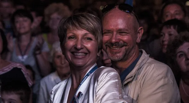 Чалый, Чалый, Чалый – скандируют севастопольцы… Однопартийцы Жириновского под натиском толпы уступают сцену… Звучат гимны Российской Федерации и Севастополя… Так начался митинг «Полгода в России», который завершился грандиозным концертом "Любэ"