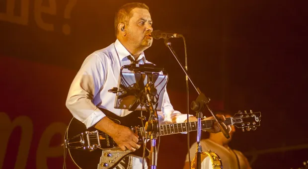 Чалый, Чалый, Чалый – скандируют севастопольцы… Однопартийцы Жириновского под натиском толпы уступают сцену… Звучат гимны Российской Федерации и Севастополя… Так начался митинг «Полгода в России», который завершился грандиозным концертом "Любэ"