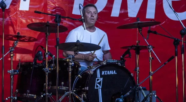 Чалый, Чалый, Чалый – скандируют севастопольцы… Однопартийцы Жириновского под натиском толпы уступают сцену… Звучат гимны Российской Федерации и Севастополя… Так начался митинг «Полгода в России», который завершился грандиозным концертом "Любэ"