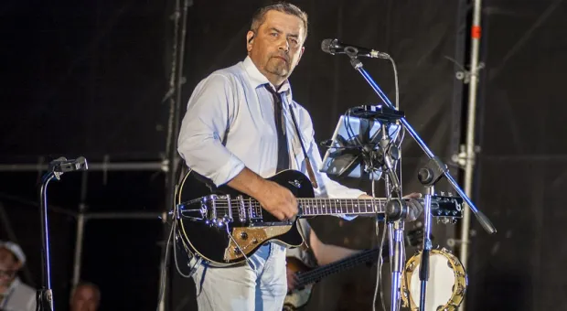 Чалый, Чалый, Чалый – скандируют севастопольцы… Однопартийцы Жириновского под натиском толпы уступают сцену… Звучат гимны Российской Федерации и Севастополя… Так начался митинг «Полгода в России», который завершился грандиозным концертом "Любэ"