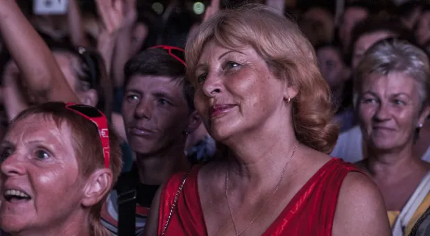 Чалый, Чалый, Чалый – скандируют севастопольцы… Однопартийцы Жириновского под натиском толпы уступают сцену… Звучат гимны Российской Федерации и Севастополя… Так начался митинг «Полгода в России», который завершился грандиозным концертом "Любэ"