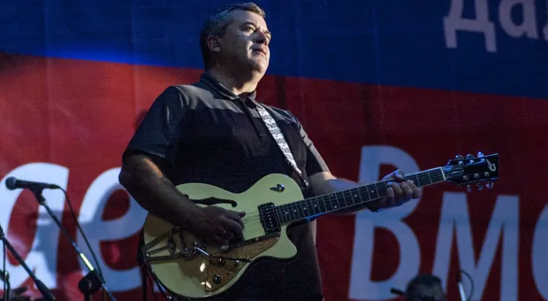 Чалый, Чалый, Чалый – скандируют севастопольцы… Однопартийцы Жириновского под натиском толпы уступают сцену… Звучат гимны Российской Федерации и Севастополя… Так начался митинг «Полгода в России», который завершился грандиозным концертом "Любэ"