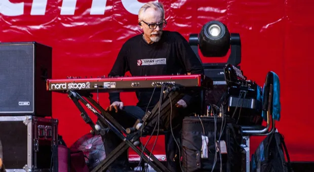 Чалый, Чалый, Чалый – скандируют севастопольцы… Однопартийцы Жириновского под натиском толпы уступают сцену… Звучат гимны Российской Федерации и Севастополя… Так начался митинг «Полгода в России», который завершился грандиозным концертом "Любэ"