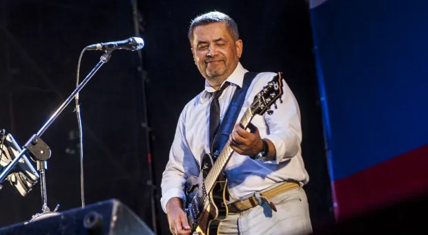 Чалый, Чалый, Чалый – скандируют севастопольцы… Однопартийцы Жириновского под натиском толпы уступают сцену… Звучат гимны Российской Федерации и Севастополя… Так начался митинг «Полгода в России», который завершился грандиозным концертом "Любэ"