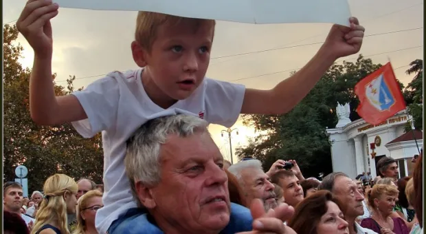 Чалый, Чалый, Чалый – скандируют севастопольцы… Однопартийцы Жириновского под натиском толпы уступают сцену… Звучат гимны Российской Федерации и Севастополя… Так начался митинг «Полгода в России», который завершился грандиозным концертом "Любэ"