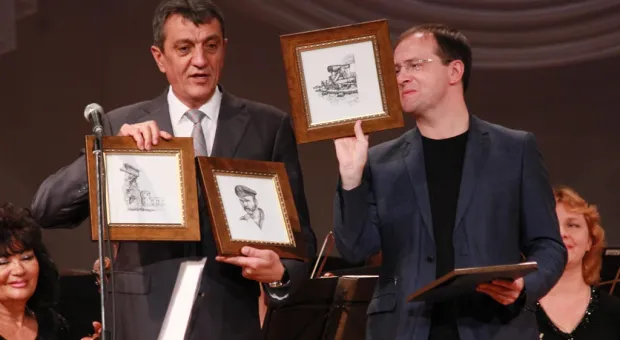 Министр культуры В. Мединский торжественно передал Севастополю новый рояль Steinway & sons