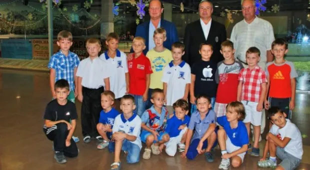 В Севастополе «Грифоны» получили подарки от звезд российского хоккея В Севастополе «Грифоны» получили подарки от звезд российского хоккея