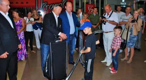 В Севастополе «Грифоны» получили подарки от звезд российского хоккея В Севастополе «Грифоны» получили подарки от звезд российского хоккея