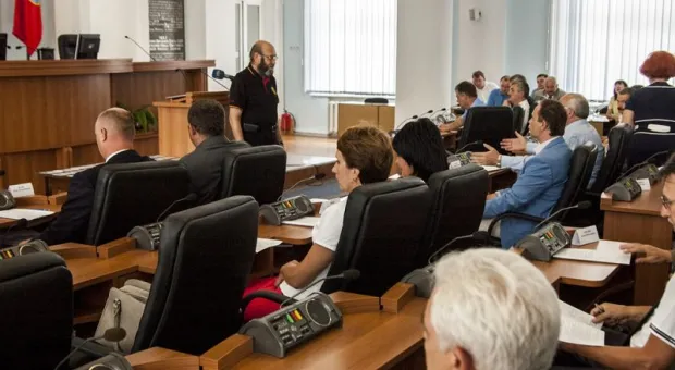 После получения мандатов депутаты Заксобрания Севастополя учились "жать на кнопки"