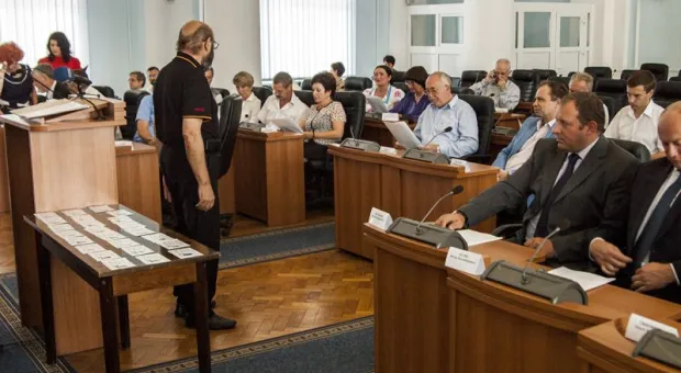 После получения мандатов депутаты Заксобрания Севастополя учились "жать на кнопки"