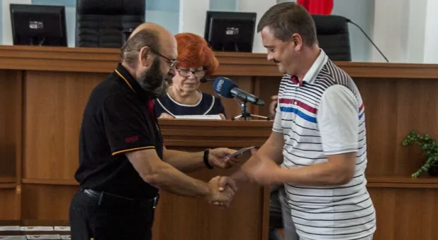 После получения мандатов депутаты Заксобрания Севастополя учились "жать на кнопки"