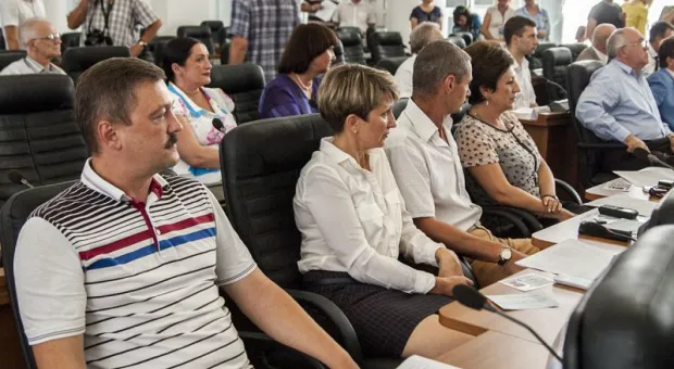 После получения мандатов депутаты Заксобрания Севастополя учились "жать на кнопки"