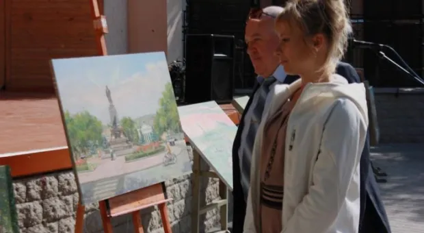 В Севастополе презентовали серию картин о городе-герое московского художника Валерия Беленикина В Севастополе презентовали серию картин о городе-герое московского художника Валерия Беленикина