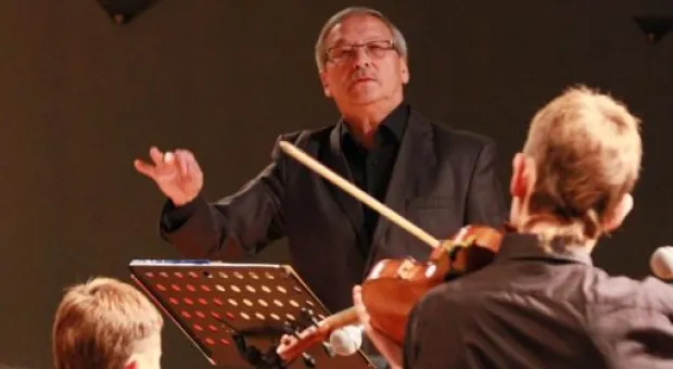 В СКЦиИ Международный день музыки и 8-летие Севастопольского оркестра отметили классическим концертом «Дети детям» В СКЦиИ Международный день музыки и 8-летие Севастопольского оркестра отметили классическим концертом «Дети детям»