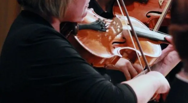 В СКЦиИ Международный день музыки и 8-летие Севастопольского оркестра отметили классическим концертом «Дети детям» В СКЦиИ Международный день музыки и 8-летие Севастопольского оркестра отметили классическим концертом «Дети детям»