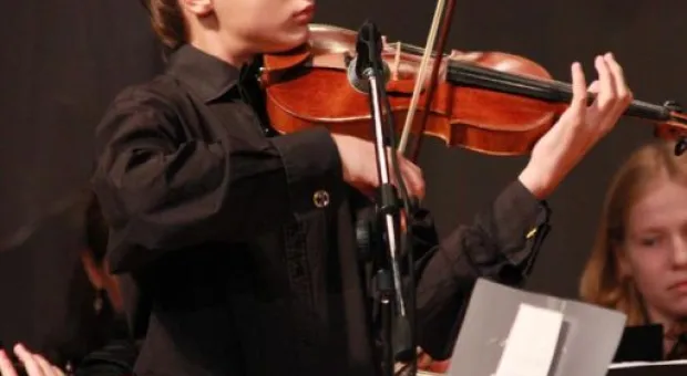 В СКЦиИ Международный день музыки и 8-летие Севастопольского оркестра отметили классическим концертом «Дети детям» В СКЦиИ Международный день музыки и 8-летие Севастопольского оркестра отметили классическим концертом «Дети детям»