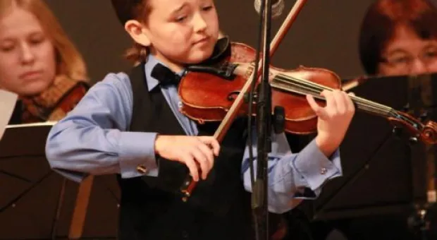В СКЦиИ Международный день музыки и 8-летие Севастопольского оркестра отметили классическим концертом «Дети детям» В СКЦиИ Международный день музыки и 8-летие Севастопольского оркестра отметили классическим концертом «Дети детям»