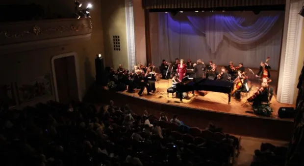 В СКЦиИ Международный день музыки и 8-летие Севастопольского оркестра отметили классическим концертом «Дети детям» В СКЦиИ Международный день музыки и 8-летие Севастопольского оркестра отметили классическим концертом «Дети детям»