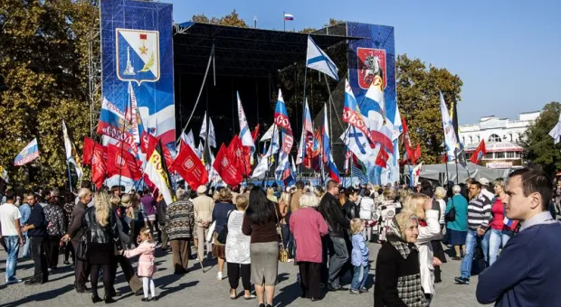 Смотр личного состава. На митинг, анонсированный "оппозиционными" политсилами в зале правительства Севастополя, пришли около 300 человек