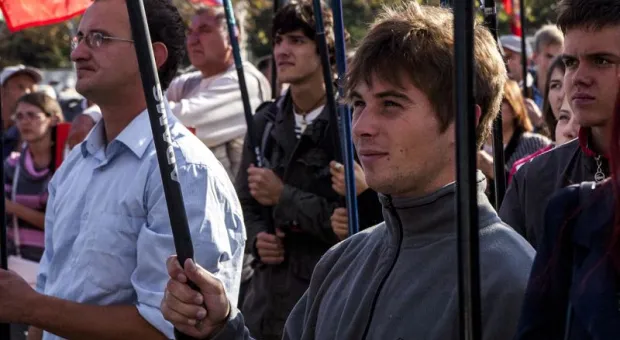 Смотр личного состава. На митинг, анонсированный "оппозиционными" политсилами в зале правительства Севастополя, пришли около 300 человек