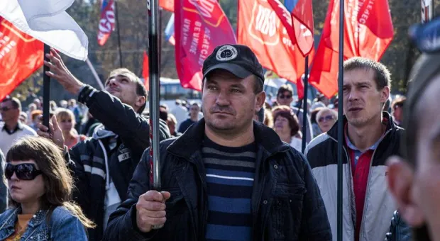 Смотр личного состава. На митинг, анонсированный "оппозиционными" политсилами в зале правительства Севастополя, пришли около 300 человек