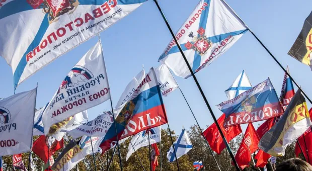 Смотр личного состава. На митинг, анонсированный "оппозиционными" политсилами в зале правительства Севастополя, пришли около 300 человек