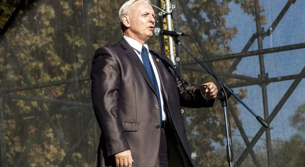 Смотр личного состава. На митинг, анонсированный "оппозиционными" политсилами в зале правительства Севастополя, пришли около 300 человек