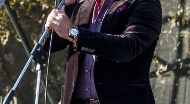 Смотр личного состава. На митинг, анонсированный "оппозиционными" политсилами в зале правительства Севастополя, пришли около 300 человек