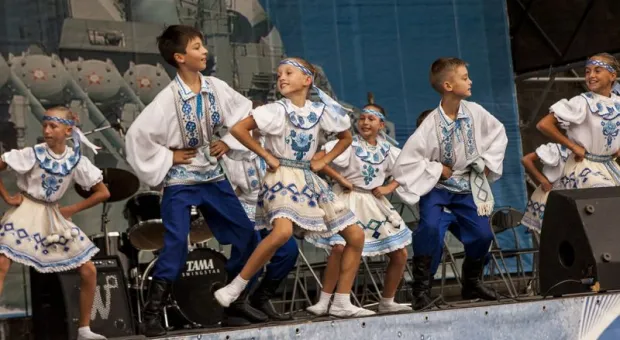 «Прекрасная музыка, прекрасные слова. Сколько лет слушаю, и всё мурашки…» Город отметил 60-летие своего гимна – песни «Легендарный Севастополь» «Прекрасная музыка, прекрасные слова. Сколько лет слушаю, и всё мурашки…» Город отметил 60-летие своего гимна – песни «Легендарный Севастополь»