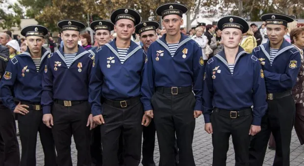 «Прекрасная музыка, прекрасные слова. Сколько лет слушаю, и всё мурашки…» Город отметил 60-летие своего гимна – песни «Легендарный Севастополь» «Прекрасная музыка, прекрасные слова. Сколько лет слушаю, и всё мурашки…» Город отметил 60-летие своего гимна – песни «Легендарный Севастополь»