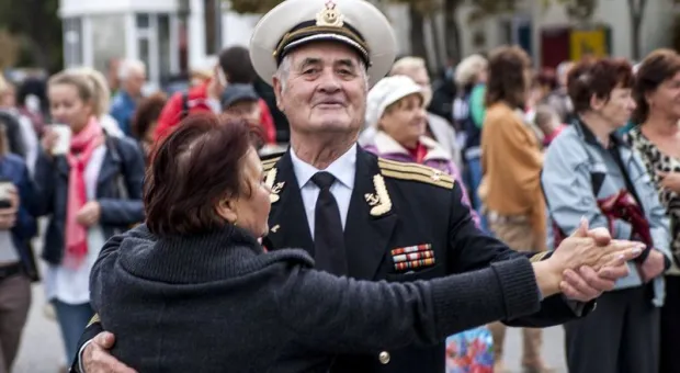 «Прекрасная музыка, прекрасные слова. Сколько лет слушаю, и всё мурашки…» Город отметил 60-летие своего гимна – песни «Легендарный Севастополь» «Прекрасная музыка, прекрасные слова. Сколько лет слушаю, и всё мурашки…» Город отметил 60-летие своего гимна – песни «Легендарный Севастополь»