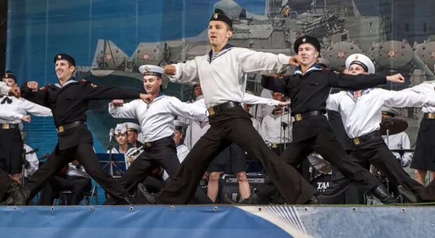 «Прекрасная музыка, прекрасные слова. Сколько лет слушаю, и всё мурашки…» Город отметил 60-летие своего гимна – песни «Легендарный Севастополь» «Прекрасная музыка, прекрасные слова. Сколько лет слушаю, и всё мурашки…» Город отметил 60-летие своего гимна – песни «Легендарный Севастополь»