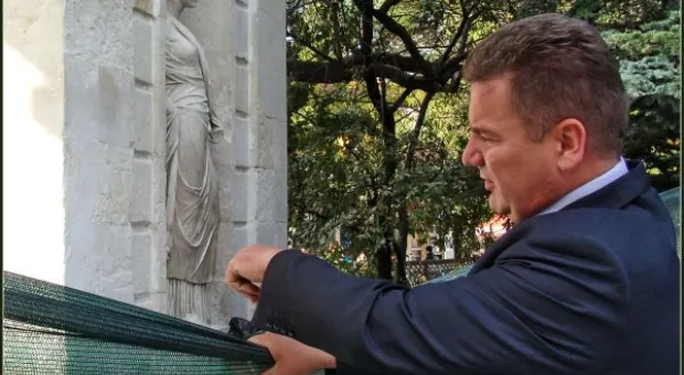 Замгубернатора и подрядчик объяснили, что на самом деле происходит с Графской пристанью в Севастополе Замгубернатора и подрядчик объяснили, что на самом деле происходит с Графской пристанью в Севастополе