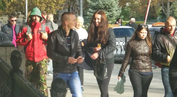 Аукцион неслыханной щедрости на площади Нахимова. Духи за 100 рублей в честь открытия магазина, которого нет