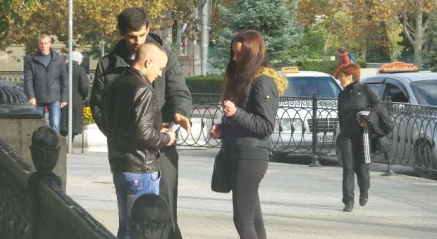 Аукцион неслыханной щедрости на площади Нахимова. Духи за 100 рублей в честь открытия магазина, которого нет