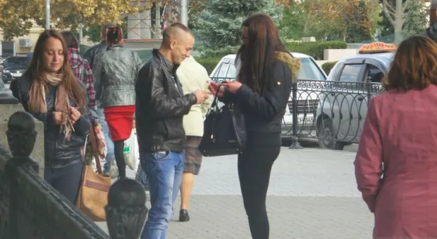 Аукцион неслыханной щедрости на площади Нахимова. Духи за 100 рублей в честь открытия магазина, которого нет