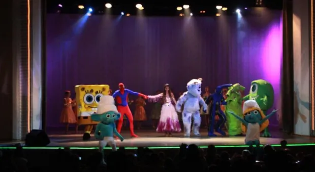 Воспитанникам детского дома и интернатов в Севастополе представили новую сказочную постановку «Приключения мультяшек»
